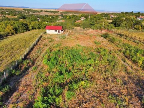 IMOTI 'NASTEV' bietet ein kleines Steinhaus im Dorf Varbak, nur 15 Minuten von der Stadt Shumen entfernt, zum Verkauf an. Das Haus hat eine Größe von 40 m² und besteht aus einem Badezimmer, einer Küche mit einem Wohnzimmer. Der Hof ist groß (2414 m²)...