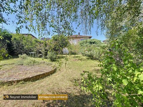 Maison familiale de 1979 d'une surface de140 m2 carrez ( 200 m2 utile) sur deux niveaux le tout édifié sur une parcelle de 1063 m2. Elle comprend au rez-de-chaussée : Un garage avec espace de stockage , un atelier, une cusine d'été, 2 chambres, une s...