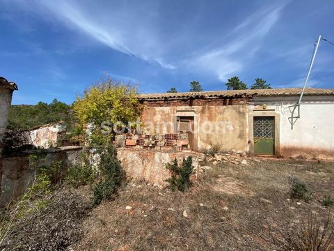 Freistehendes einstöckiges Haus zu restaurieren, in São Brás de Alportel, auf einem großen Grundstück mit viel Privatsphäre gelegen. Mit traditionellen Algarvian Architektur, hat es sieben Zimmer, ein Badezimmer, Diele, Küche, Wohnzimmer und Abstellr...