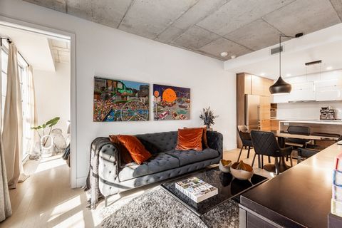 Magnifico condominio con 2 camere da letto, situato nella prestigiosa Gallery sur le Canal Phase 3, nel cuore di Griffintown, vanta abbondante luce naturale con ampie finestre e un balcone privato avvolgente di grandi dimensioni. Isola cucina in quar...