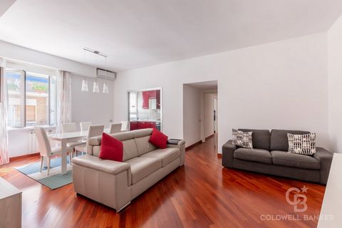 PIAZZA BOLOGNA - Précisément dans la Via Lorenzo il Magnifico, nous proposons à la vente un appartement lumineux et récemment rénové au troisième étage d'une élégante copropriété en excellent état. La propriété bénéficie d'une superficie intérieure d...