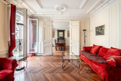 Situé en plein coeur de Paris, à Etienne Marcel, dans les rues piétonnes du quartier des Halles, à l'étage noble d'un immeuble Haussmannien, cet appartement d'angle à rafraîchir de 126,14 m2 (125,58 m2 Carrez) bénéficie d'un balcon filant totalisant ...