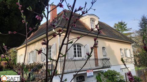 Cette charmante maison bénéficie d'un environnement paisible à proximité d'écoles et des transports en commun, offrant ainsi un cadre de vie idéal pour les familles. La propriété est nichée au cœur d'un parc arboré, avec une terrasse pour profiter du...