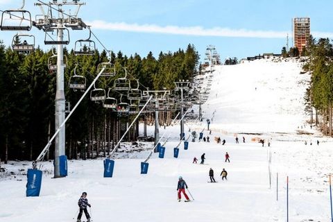 Benvenuto nel tuo accogliente rifugio a Elbingerode! Questo grazioso appartamento è la perfetta casa lontano da casa, offrendo tutti i comfort necessari per un soggiorno rilassante e piacevole. Il soggiorno è uno spazio caldo e invitante, dotato di u...