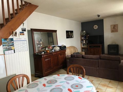 En exclusivité à Saint Amand sur Sèvre 79700, Maison de centre ville composée d'un séjour de 30 m² avec un poêle à bois, une cuisine, deux chambres, une salle d'eau et un wc indépendant. Maison équipée de fenêtres double vitrage,, chauffage bois et é...