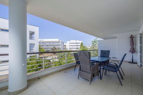 Bellissimo e luminoso appartamento situato in un condominio chiuso, situato nella pluripremiata Marina de LAGOS. L'appartamento si trova al 1° PIANO (con ascensore) ed è composto da ingresso, ampio soggiorno open space, cucina completamente attrezzat...