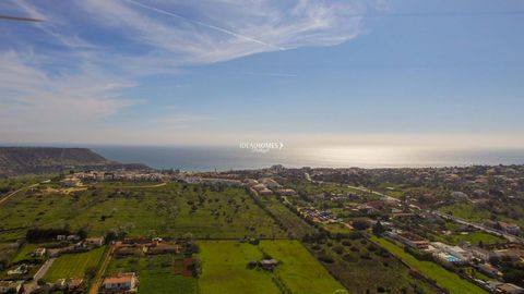 Un terreno situato in modo fantastico per la vendita a Espiche, nell'Algarve occidentale. Con un sacco di servizi nelle vicinanze, tra cui la bella località di villeggiatura di Luz e i campi da golf Boavista ed Espiche, questa terra ha un enorme pote...