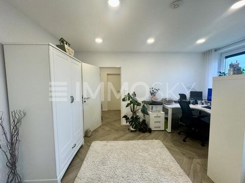 Kernsanierte 3-Zimmer-Wohnung in Garbsen-Berenbostel !! Herzlich Willkommen! Diese exklusive 3-Zimmer-Wohnung bietet auf großzügigen 95 m² modernen Wohnkomfort und gehobene Qualität und wird leerstehend verkauft! Die Immobilie wurde kernsaniert und e...