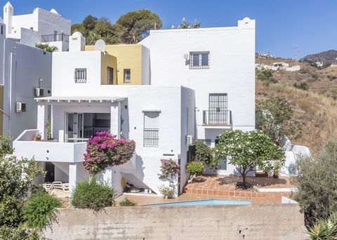 Amplia villa con cuatro dormitorios, cuatro baños, tres salones, siete terrazas diferentes y piscina. Ahora está distribuida como casa principal y apartameto para invitados, pero se podria cambiar si se quisiera. Maravillosas vistas al mar & montañas...