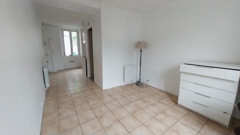 NETO-IMMO opens the door of this charming 20m2 studio well located in Périgueux close to high schools, colleges and shops. A through light illuminates his room with its equipped kitchen. It benefits from a shared courtyard and cellar. Access to this ...