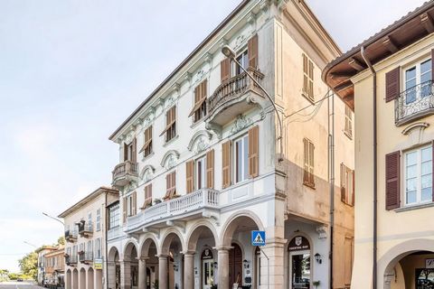 In Lesa in einem eleganten, perfekt restaurierten und erhaltenen Gebäude aus dem 19. Jahrhundert, eine elegante 400 Quadratmeter große Wohnung auf zwei Ebenen mit Blick auf den See. Die elegante Wohnung im ersten Stock ist 250 Quadratmeter groß und v...