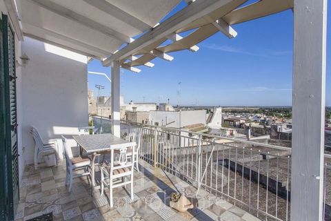 Situé dans le charmant centre historique d'Oria, cet appartement magnifiquement rénové offre un mélange rare d'architecture italienne traditionnelle et de confort moderne. Accessible par un escalier privé menant au premier étage, cette résidence excl...