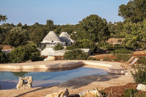 Autentica proprietà pugliese in un luogo idilliaco di Cisternino   Trullo Tranquillo è tra le proprietà più belle del suo genere in Puglia. Ha una splendida posizione nel cuore della 