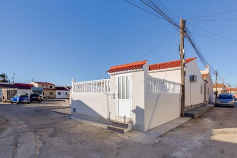 Nous vous présentons une charmante propriété d'angle au rez-de-chaussée avec 2 chambres et 1 salle de bain, située dans le quartier tranquille de Las Torretas à Torrevieja. Cette maison se distingue par son excellente orientation, permettant une lumi...