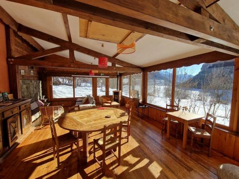 2** Hotel with 11 rooms, restaurant - bar, terrace in a quiet and natural location in the Ecrins National Park. Possibility of 34 sleeping accommodations. Function apartment included. Large quiet property. 2** Hotel with 11 rooms, Restaurant - Bar, Q...