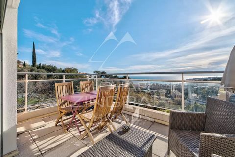 Idéalement situé au calme dans une jolie résidence récente sécurisée avec piscine et jardins, seulement à 2km de la mer et des plages de Roquebrune-Cap-Martin, appartement moderne de 59 m² un grand séjour ouvrant sur une terrasse vue mer de 15m², une...