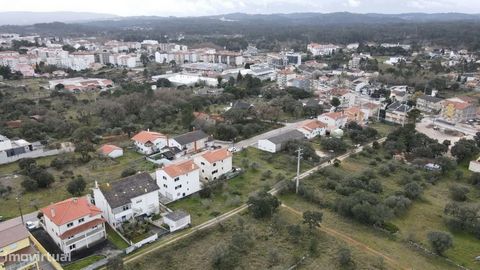 Excellent land for construction with excellent location, on the outskirts of Fatima, where you can build up to four villas. This land has approved project for the construction of a home, which you can make available if there is interest in it. This i...