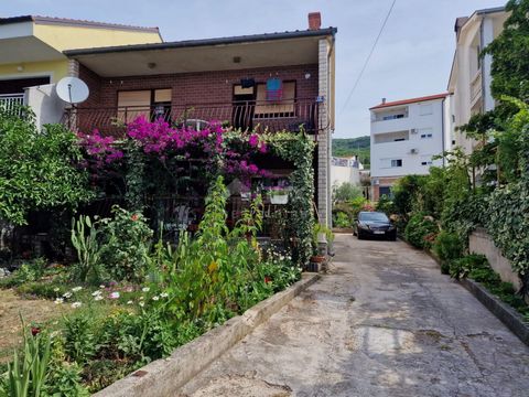 Location: Primorsko-goranska županija, Crikvenica, Crikvenica. CRIKVENICA - casa con vista sul mare. Interveniamo nella vendita di una casa, che è un edificio bifamiliare di 373 m2. La casa è composta da un piano terra, un primo piano, dove si trovan...