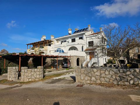 Location: Primorsko-goranska županija, Krk, Skrbčići. KRK, SKRBČIĆI - WOHNUNG MIT MEERBLICK UND GROSSER TERRASSE!!! Auf der Insel Krk, in der Siedlung Skrbčići, steht eine Wohnung im 1. Stock eines Einfamilienhauses am äußersten Rand der Bauzone zum ...