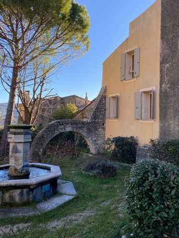 Au détour dune ruelle de Rustrel, je vous propose en exclusivité cette charmante maison de village. Je suis ravi de vous présenter cette magnifique maison de village datant du 19ème siècle dans un charmant village au cur du colorado provençal. Laccès...