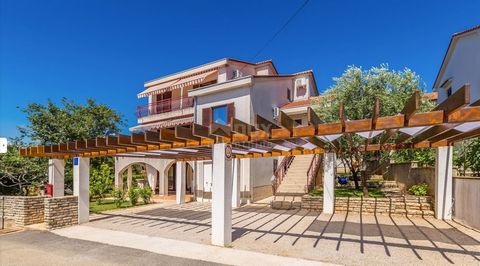 Location: Primorsko-goranska županija, Krk, Krk. Isola di Krk, Šotovento - Casa indipendente con 3 appartamenti e vista mare Casa indipendente in vendita nel piccolo e tranquillo villaggio di Pinezić, a 600 m dal mare e dalla spiaggia con vista mare....