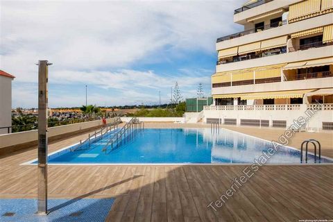 Appartamento con vista piscina 2 Camere da letto 1 bagno in vendita Los Cristianos 279,950€ In vendita ESCLUSIVAMENTE con Andy Ward - Agenzie immobiliari Tenerife! Questo ampio appartamento con 2 camere da letto, 1 bagno + 1 bagno per gli ospiti, è s...