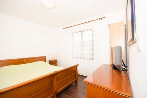 Ten uroczy apartament znajduje się w Molunat, cichym małym miejscu w regionie Konavle, 30 minut jazdy od Starego Miasta w Cavtat i godzinę jazdy od Starego Miasta w Dubrowniku. Istnieją cztery jednostki mieszkalne, z których każda zapewnia WiFi, klim...