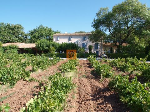 Cette bastide de 12 pièces, sur une magnifique surface de 565m2. Il est située sur un terrain de 8,6 hectares, dont 5,4 hectares de vignes AOC Côtes de Provence en fermage. Un impressionnant salon/salle à manger de 90 m2 avec une vue imprenable sur l...