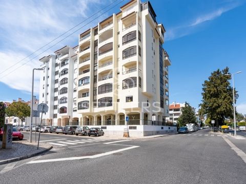 Appartement T2, partiellement rénové, situé dans un quartier prestigieux du Bairro do Rosário à Cascais. Avec plus de 120 m² de surface brute, il se compose de : Hall d'entrée qui sépare la zone de loisirs de la zone privée ; salon avec cheminée, ori...