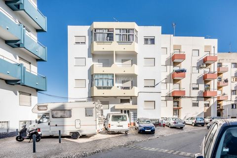 Cet appartement de 2 chambres à Portimão est une solution pratique pour ceux qui apprécient la commodité de la vie en ville. Récemment rénovée, la salle de bain a été entièrement rénovée et la plomberie de la cuisine et de la salle de bain a été enti...