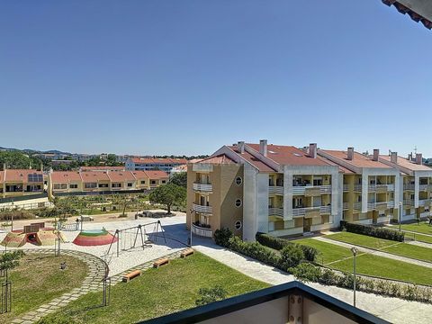 Duplex em Alcabideche, com vista e garagem Apartamento com dois pisos e duas entradas independentes, em pequeno prédio sem elevador, numa zona tranquila e muito central de Alcabideche. É de origem um T2 mas tem de momento três quartos, sendo um deles...