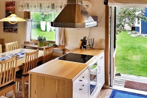 Beau cottage adapté aux enfants avec un emplacement pittoresque et rural à 12 km de Stenungsund. Chalet parfait si vous voulez vous rapprocher de la nature et éviter la circulation et le bruit de la ville. Avec un terrain en bordure de forêt où passe...