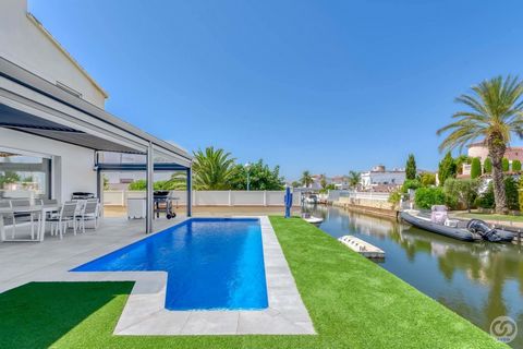 Magnifique villa indépendante avec amarre de 14 mètres, idéalement située sur le canal, proche de la sortie mer et du centre ville de la Marina d'Empuriabrava. Avec une surface totale de 190 mètres carrés et un terrain de 438 mètres carrés, cette vil...