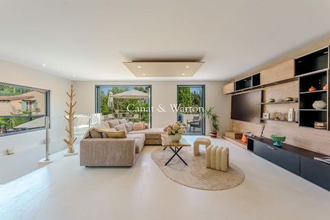 Cette somptueuse villa, idéalement située à Saint-Aygulf, a été entièrement rénovée il y a quelques mois avec des matériaux et finitions de prestige. L'élégance du design contemporain s'harmonise parfaitement avec une ambiance chaleureuse et convivia...