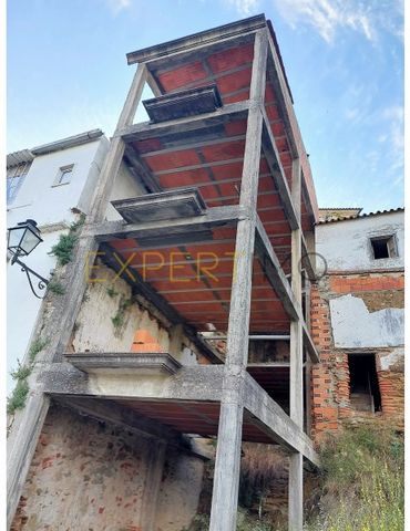 Vertical house with construction start made, with project approved in 2007 to need reapproval. Project provides for construction of 3 floors. Excellent location in the garden village of Sardoal, very quiet place and with a fabulous view. Access to th...