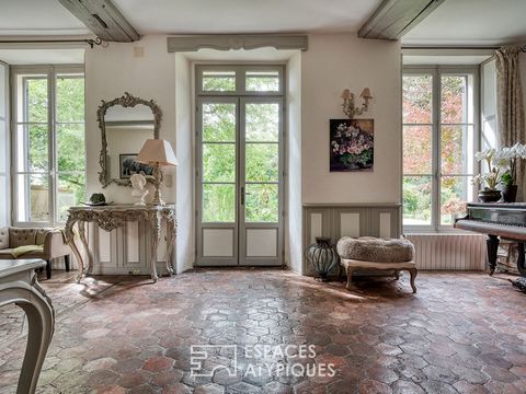 Only 100km from Paris, on the border of the Seine et Marne, in a small village in the Loiret, in the heart of a park of more than 3 hectares, this property from the Directoire era develops 465m2 of living space (520m2 on the ground), completed by a c...