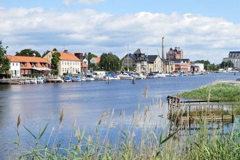 Willkommen in diesem soliden Holzhaus, das am Ende der Straße, inmitten einer idyllischen Sandwaldumgebung, im wunderschönen Yngsjö liegt. Diese einzigartige Unterkunft lädt Sie zu einem unvergesslichen Aufenthalt mit Panoramablick, großem Garten und...