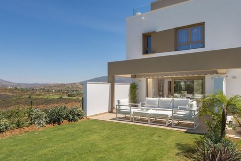 Adosado en venta en Mijas con 3 dormitorios y 3 baños, con comunitaria piscina. Respecto a las dimensiones, la propiedad presenta 265 m² construidos y 91 m² de terraza. Tiene las siguientes características servicios cercanos, colegios cerca, transpor...