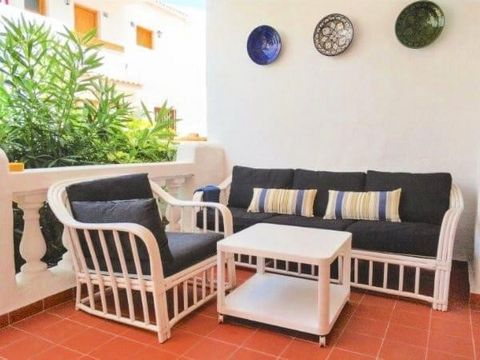 Luminoso appartamento in vendita a Los Cristianos. Questo appartamento di 45 m² dispone di 1 camera da letto, 1 bagno con doccia, un luminoso soggiorno, una cucina americana arredata e attrezzata e un balcone con vista sul complesso. C'è una piscina ...