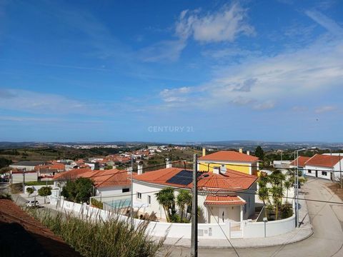 Maison T4 insérée dans un terrain de 1485m2, excellente vue sur Lagoa de Óbidos ! Excellente villa avec de bonnes zones et un jardin extérieur avec un grand potentiel de récupération. Maison de 2 étages, rez-de-chaussée avec 3 chambres dont une suite...