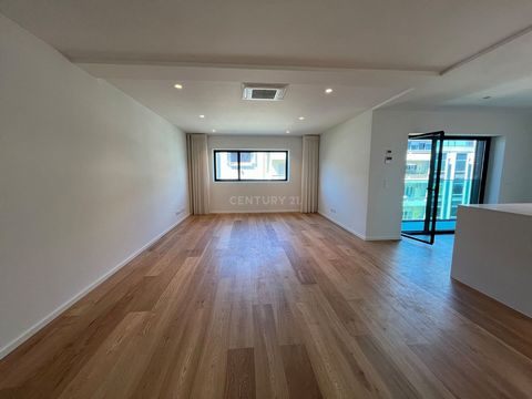 Tenho o prazer de apresentar este excecional apartamento de luxo com dois quartos para venda na zona mais procurada da cidade, situado mesmo junto ao Parque Eduardo VII. Este apartamento de 99 metros quadrados foi projetado para maximizar a exposição...