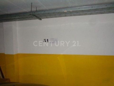 Excellent opportunity to purchase this 12,500 square meter parking space on Rua dos Miosótis, in the Parish of Paranhos, in the municipality of Porto. This Fraction located in the basement of a residential building. It has good access and a good loca...