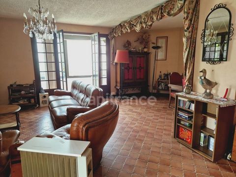 A vendre, maison familiale de 157 m2, situé dans le quartier recherché du Clos à Vélizy, au calme à côté de la forêt. Cette maison est à rafraichir et vous pourrez la décorer à votre goût. Le toit a été refait en 2 000. Au rez-de-chaussée surélevé, v...