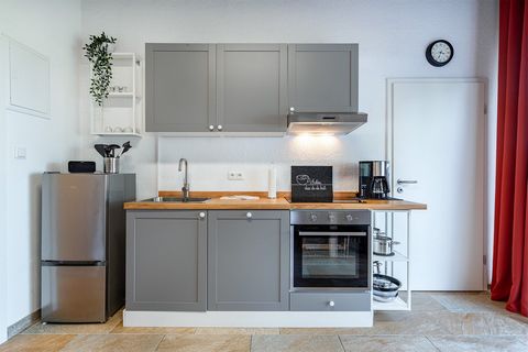 The flat with garden offers a unique room layout, consisting of two separate rooms, both of which function as bedrooms and also house a fully functional kitchenette and a cosy living room. Each room is equipped with a comfortable box-spring bed (160x...