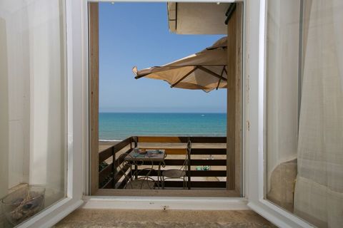 Ce bel appartement est situé dans un immeuble moderne de quatre étages, directement sur la plage de Marina di Castagneto Carducci. Cet appartement meublé avec goût est accessible par ascenseur. La cuisine est bien aménagée et équipée de toutes les co...