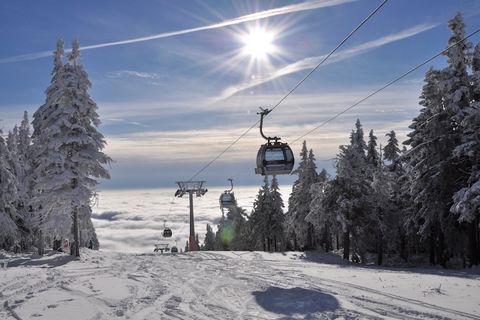 This nice holiday home is ideally located, just outside the Krkonose Natural Park in the Giant Mountains. Here, in the quiet village of Javornik, you can completely relax. It is a cosy house, with a great living room and a wooden kitchen. With 4 bedr...