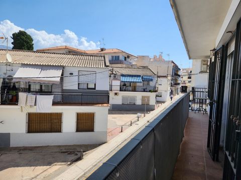 Piso en Nerja, en el centro con 2 dormitorios, amueblado, a tan solo 2 minutos caminando al Balcón de Europa y a 450 metros de la playa. El piso está situado en la primera planta de un pequeño edificio de 3 plantas con solo 3 viviendas. No dispone de...