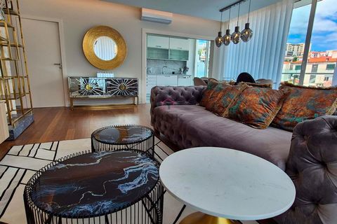 Descubra este incrível apartamento T3 no centro do Funchal, com uma área bruta de 181m², situado por cima do prestigiado Centro Comercial Plaza Madeira. Uma oportunidade única para viver com conforto, estilo e uma vista urbana privilegiada. Este apar...