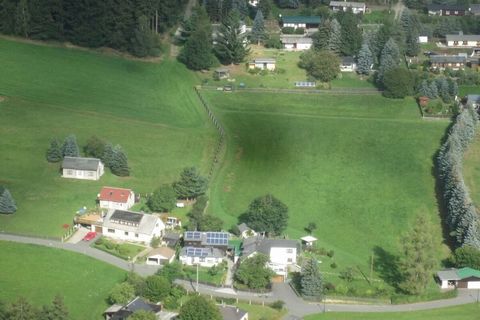 Auf einem schönen und von Bäumen umgebenen und eingezäunten Grundstück (600qm) liegt diese komfortabel und gemütlich eingerichtete Ferienwohnung in einem völlig freistehenden Ferienhaus. Hier finden Sie Ruhe und Erholung inmitten der Natur des Vogtla...