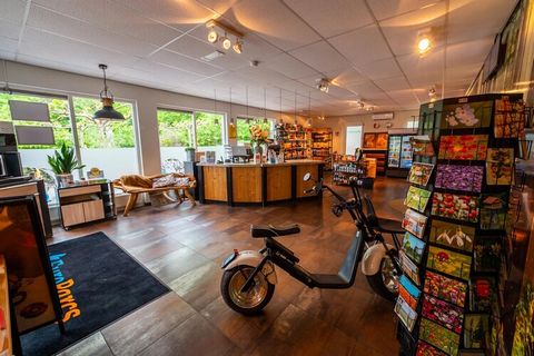 Dit vrijstaande, knusse chalet staat op het natuurrijke vakantiepark Resort De Hooge Veluwe. Het ligt pal tegenover het mooie en unieke Nationaal Park Hoge Veluwe en toch op maar 9 km. van het gezellige centrum van de stad Arnhem. Dit leuke chalet is...